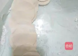 Illustration of how to make dumpling skins 5