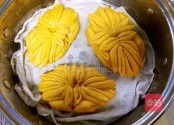 Illustration of how to make carrot and lotus steamed buns 20