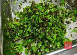 Illustration of how to make celery and pork dumpling stuffing 16