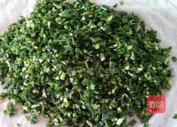 Illustration of how to make pork and leek dumplings 4