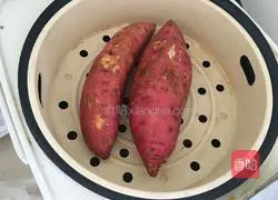 Illustration of how to make sweet potato egg pancakes 3