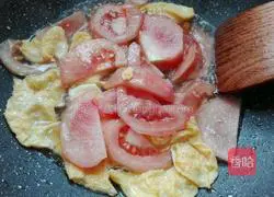 Illustration of how to make fried noodles with carrot and egg 5