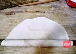 Illustration of how to roll sweet potato noodles by hand 3