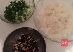 Illustration of how to make mushroom fried rice 1