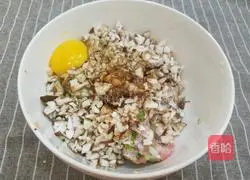 Illustration of how to make pork and mushroom dumpling stuffing 6