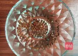 Illustration of how to make celery and pork dumplings 1