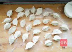 Illustration of how to make mutton and green onion dumplings 6