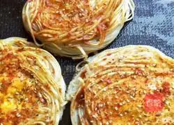Illustration of how to make fried egg noodle cakes 4