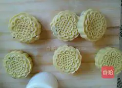 Illustration of how to make cornmeal bean paste cake 9