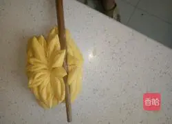 Illustration of how to make pumpkin lotus steamed buns 12