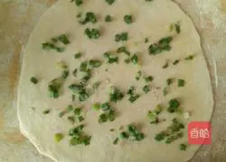 Illustration of how to make scallion oil layer cake 5