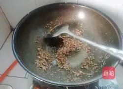 Illustration of making sausage golden chicken fried rice 8