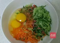 Illustration of how to make mixed vegetable, ham and egg pancakes 2