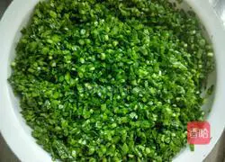 Illustration of how to make leek and meat dumplings 4