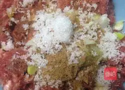 Illustration of how to make crystal cabbage steamed dumplings 9