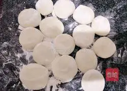 Illustration of how to make leek and shrimp dumplings 16