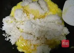 Illustration of how to make egg fried rice 9