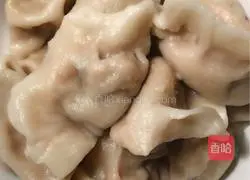 Illustration of how to make three fresh cabbage stuffed dumplings 8