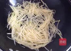 Illustration of how to make sausage and potato shredded burritos 10