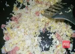 Illustration of how to make bacon and egg fried rice 5