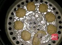 Illustration of how to make fish paste and flower dumplings with steamed buns 11