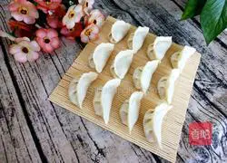 Illustration of how to make pork and radish dumplings 9