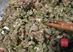 Illustration of how to make pork and green bean dumplings 8