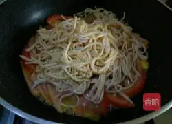 Illustration of how to make fried noodles with tomatoes and onions 5