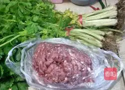 Illustration of how to make celery and meat dumplings 1