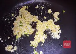 Illustration of how to make salty yellow fried rice 2