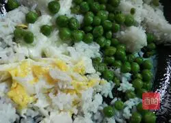 Illustration of how to make peas and eggs fried rice 7