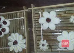 Illustration of how to make plum blossom steamed buns 8