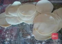 Illustration of how to make celery and pork dumplings 2