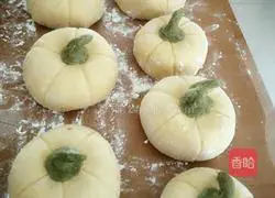 Illustration of how to make pumpkin steamed buns 7