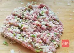 Illustration of how to make pork and mushroom dumpling stuffing 4