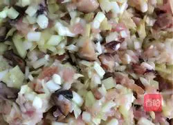 Leek yellow, mushroom and pork dumplings (With detailed steps for making dumplings) Illustration 8