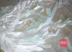 Illustration of how to roll noodles 4