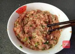 Illustration of how to make fresh meat wontons 4