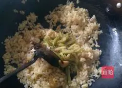 Illustration of how to make egg fried rice 8