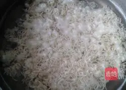 Illustration of how to make egg yolk and sesame sauce noodles 3