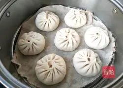 Illustration of how to make pork and leek buns 12