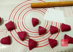 Illustration of how to make beetroot and rose steamed buns 4