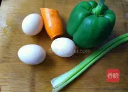 Illustration of how to make fried rice with pepper, carrot and egg 2