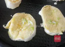 Illustration of how to make scallion steamed bun slices 5