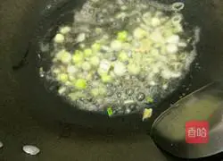 Illustration of how to make fried rice with mustard greens and bacon 10