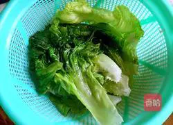 Illustration of how to make lettuce hand pancakes 3