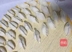 Illustration of how to make mutton and carrot dumplings 6