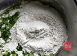 Illustration of how to make steamed buns with spinach juice, brown sugar and black sesame filling 5