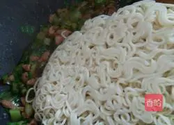 Illustration of how to make small fried noodles 7
