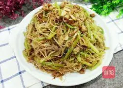 Illustration of how to make potato and vine fried noodles 10
